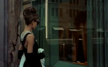 Audrey Hepburn in Givenchy nella sequenza iniziale di Colazione da Tiffany