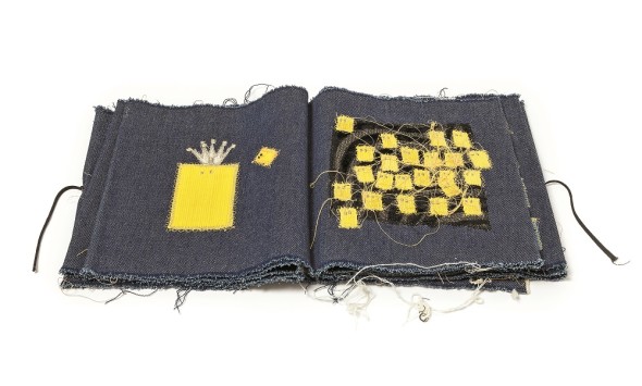 Maria Lai Curiosape 2005 collage di stoffe e filo su tela di jeans Ulassai (Nuoro), Stazione dell’Arte