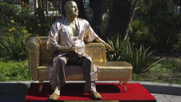 La scultura che ironizza su Harvey Weinstein, dell'artista Plastic Jesus