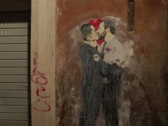 bacio tra Di Maio e Salvini murale di Tvboy