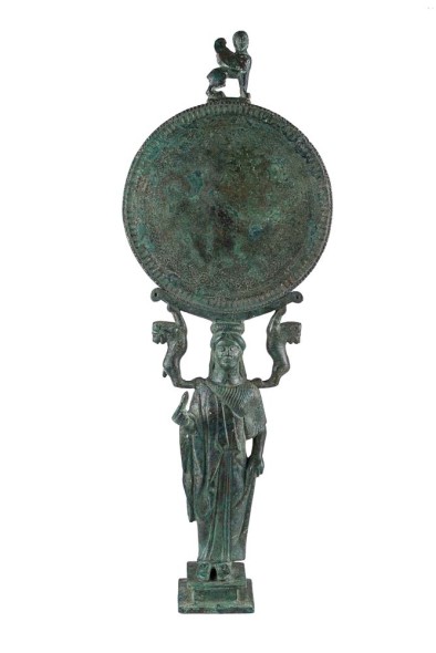 Specchio in bronzo con manico a cariatide      Magna Grecia, fine VI secolo a.C.      h 38,5 cm      Lotto 76 – 100.000/120.000 GBP