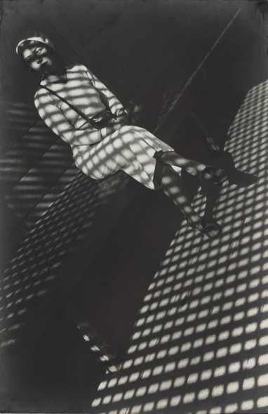 Alexander Rodchenko Ragazza con una “Leica”, 1934