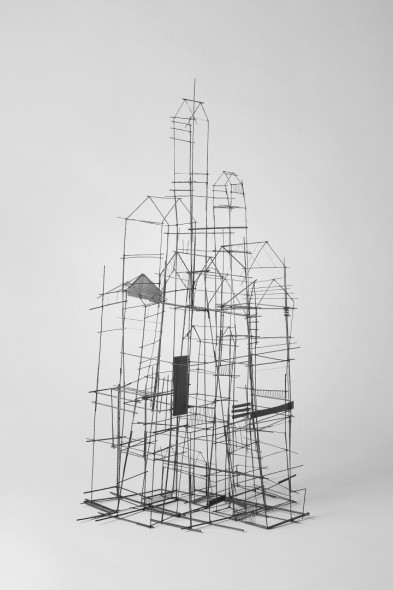 Isabella Angelantoni Geiger -City#35, 2018 - Ferro, filo di cotone, carta, acrilico - 118x41x43 cm - Courtesy 29 ARTS IN PROGRESS gallery
