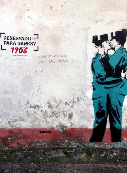 Presunto murale di Banksy a Ferrol raffigurante due guardie civili che si baciano