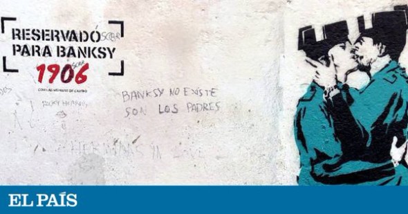 Presunto murale di Banksy che rappresenta due guardie civili che si baciano