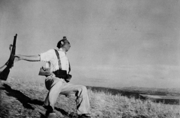 Robert Capa, Morte di un miliziano lealista, fronte di Cordoba, Spagna, inizio settembre 1936 © Robert Capa © International Center of Photography - Magnum Photos