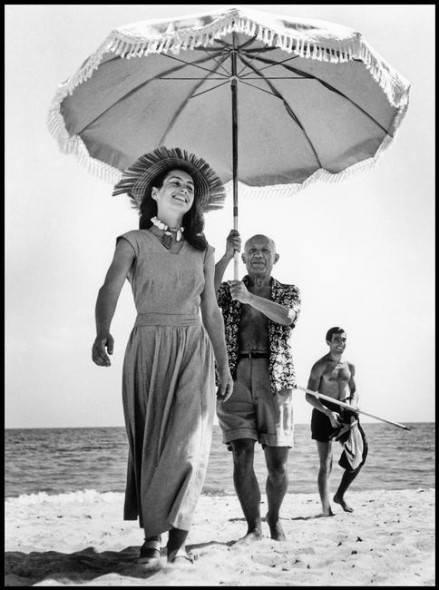 Robert Capa, Pablo Picasso e Françoise Gilot, Golfe-Juan, Francia, agosto 1948 © Robert Capa © International Center of Photography - Magnum Photos