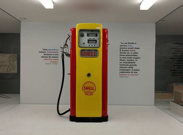 Pompa-distributore per benzina marchio "Shell". Prodotta su licenza della Wayne Italiana; 1965 circa. Collezione privata sig.ra Gloria Capelli