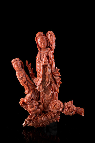 Scultura in corallo raffigurante Guanyin con fanciullo e dama Cina, inizio secolo XX (h. 24 cm.; peso netto 1000 gr.) Valutazione € 3.000,00-3.500,00