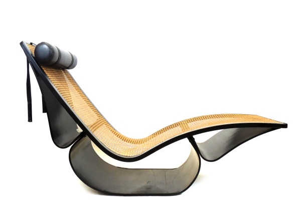 Oscar Niemeyer (1907-2012) Chaise-longue Rio, 1978 circa Legno curvato laccato nero e paglia di Vienna, cuscino poggiatesta rivestito in pelle nera, lievi difetti Produzione Tendo Brasileira, Brasile 8.000/10.000  