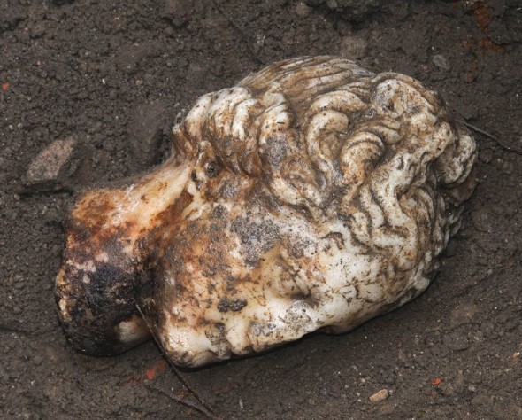 Testa marmorea ritrovata negli scavi di Ostia Antica