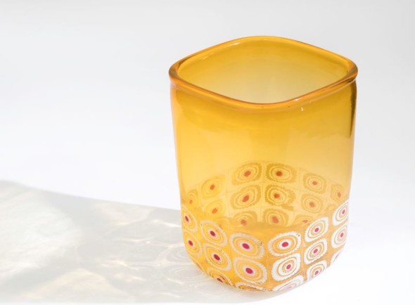 Lotto 62 (178729) Fulvio Bianconi (1915-1996) Murano 1970 ca Grande vaso troncopiramidale in vetro soffiato arancione con decoro di fascia a murrine bicolori. Firma a punta cm 27x27, altezza cm