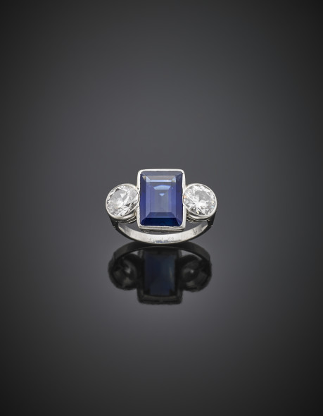 Anello in platino con due diamanti ai lati di uno zaffiro Kashmir di ct. 8,10 circa, Aggiudicazione: 275.000 €