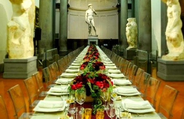 La foto dell'ipotetica cena con il David di Michelangelo 