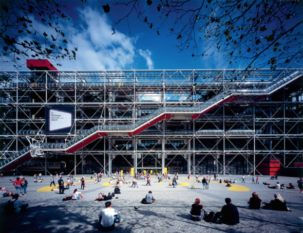 10La facciata anteriore del Pompidou, concepita come un robot amico anziché come un tempio classico, con spazi e strutture adattabili e indeterminati. Credito: Katsuhisa Kida, courtesy RSHP.