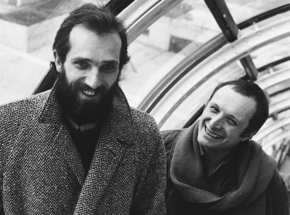 Richard Rogers e Renzo Piano si godono la salita con le scale mobili del Centre Pompidou nel 1977, prima che l’edificio venga inaugurato e la gente lo invada in massa. Credito: Jacques Minassian, courtesy RSHP e Fondazione Renzo Piano