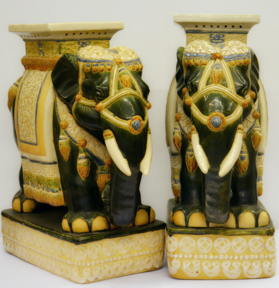 Lotto 283 Coppia di sculture, sec. XX, in ceramica smaltata, raffiguranti elefanti, cm 56x23x55 (2)                                STIMA € 600 / 900