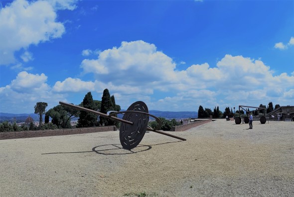 Eliseo Mattiacci, Gong, Forte Belvedere (Sulla destra: Totem con nuvola, 1996)