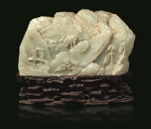 Lotto 32 (177728) Grande montagna scolpita in giada bianca celadon con paesaggio e personaggi a rilievo, Cina, Dinastia Qing, epoca Qianlong (1736-1796) cm 17,5x21,5 Stima € 10.000 - 15.000 Venduta a 36.250
