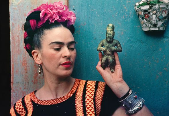 3. Nickolas Muray, Frida Kahlo con figura Olmeca, 1939, fotografia, Victoria and Albert Museum, Londra.