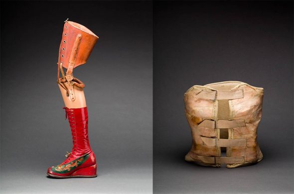 5.Da sinistra: protesi di gamba con stivale in cuoio, 1953, Museo Frida Kahlo, Coyoacán, Messico; busto di gesso, 1953, Museo Frida Kahlo, Coyoacán, Messico