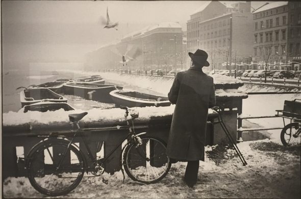 Henri Cartier-Bresson. Amburgo, Germania ovest. (1952). Landscape, Forte di Bard. Foto: ArtsLife