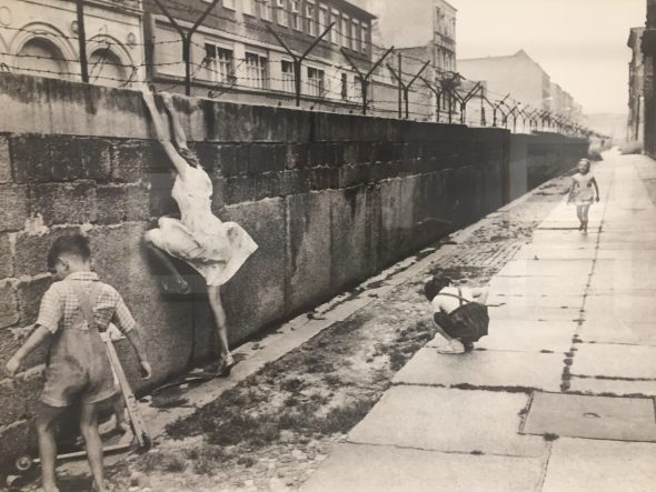 Henri Cartier-Bresson. Muro di Berlino. Landscape, Forte di Bard. Foto: ArtsLife