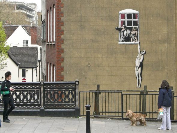 murale di Banksy a Bristol con un uomo nudo che penzola da una finestra scoperto dal marito dell'amante