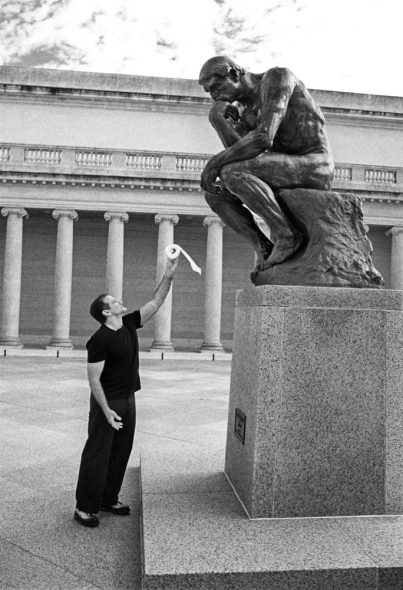 ROBIN WILLIAMS WITH RODIN ' S THE THINKER