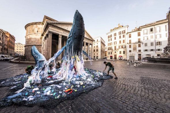 Installazione di due balene in un mare di plastica ad opera di Greenpeace di fronte al Pantheon di Roma