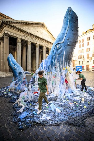 Installazione di due balene di Greenpeace di fronte al Pantheon di Roma