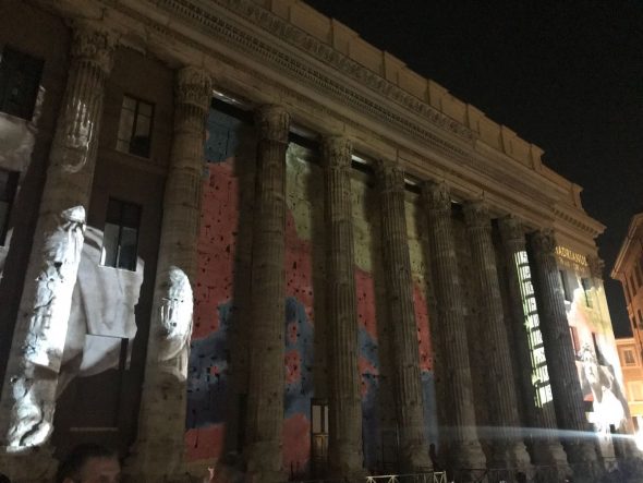 Spettacolo di luci e suoni sul colonnato del Tempio di Adriano