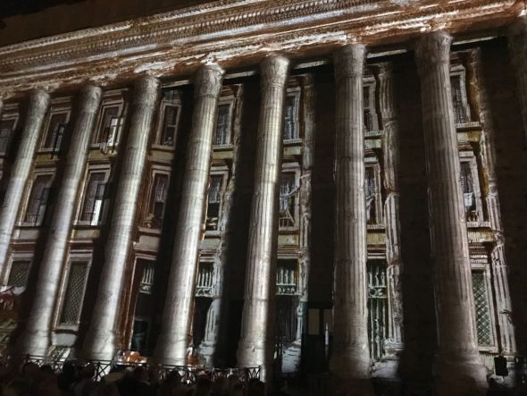 Spettacolo di luci e suoni sul colonnato del Tempio di Adriano