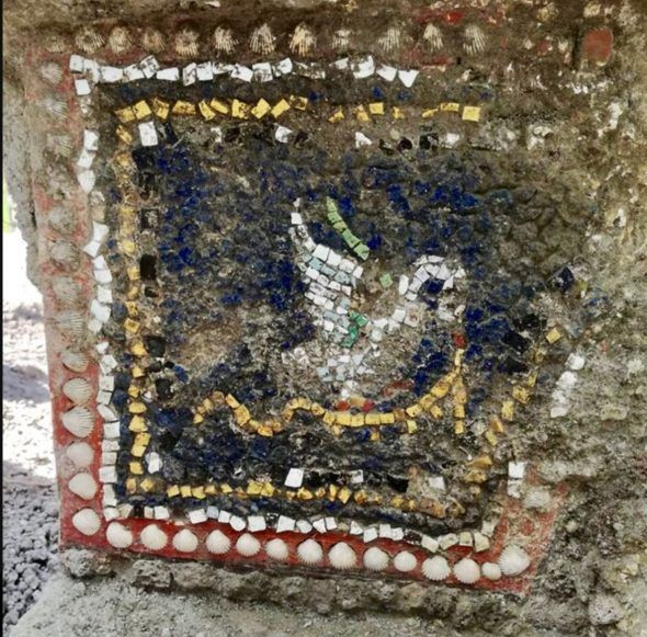 Fontana a Pompei decorata con conchiglie