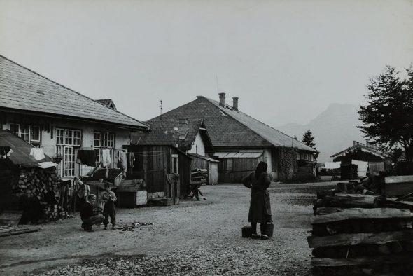 Madame d'Ora - View of a displaced persons camp 1945-46 © Museum für Kunst und Gewerbe Hamburg