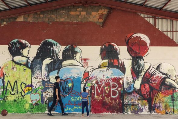 murale effettuato da alcuni bambini rifugiati che rappresenta un gruppo di amici che attraversa un muro