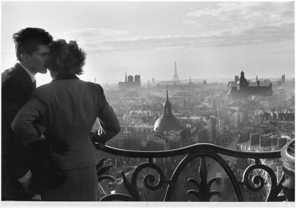 Willy Ronis, Les Amoureux de la Bastille, Paris, 1957, Ministère de la Culture  Médiathèque de l’architecture et du patrimoine Dist RMN-GP © Donation Willy Ronis