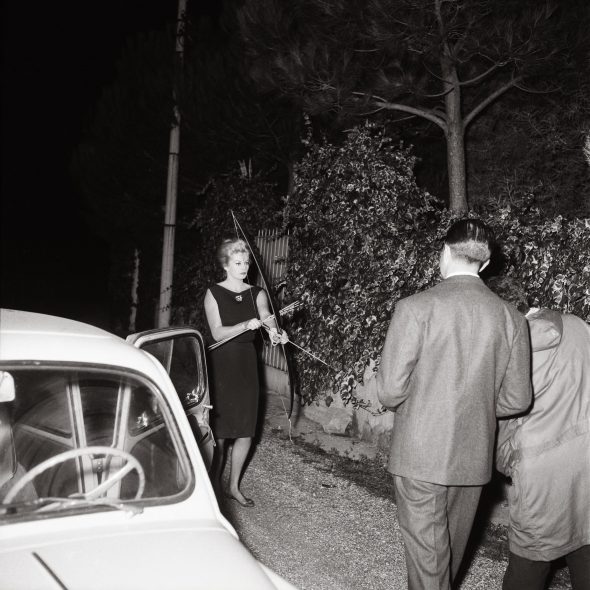 Marcello Geppetti, Anita Ekberg con arco e frecce, 20 ottobre 1960
