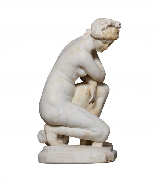 Lotto 280 (181328) Venere accovacciata in marmo bianco. Scultore neoclassico del XVIII-XIX secolo altezza cm 78 Stima € 4.000-4.500