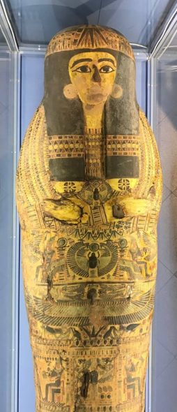 l sarcofago esposto alla mostra #EgiziEtruschi, visitabile fino alla fine di ottobre alla Centrale Montemartini, apparteneva ad una sacerdotessa di Amon