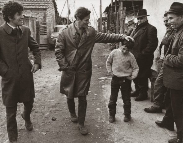 Pasolini in visita a una borgata con Ninetto Davoli, circa 1968.