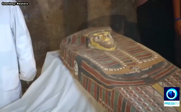 L'apertura del sarcofago scoperto a Luxor