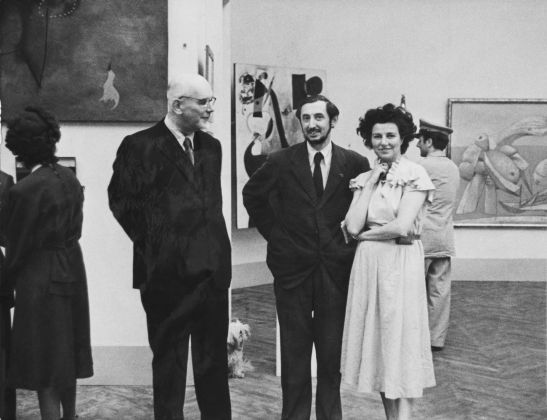 Lionello Venturi, Carlo Scarpa e Peggy Guggenheim al padiglione greco, XXIV Biennale di Venezia, 1948. Solomon R. Guggenheim Archives, New York