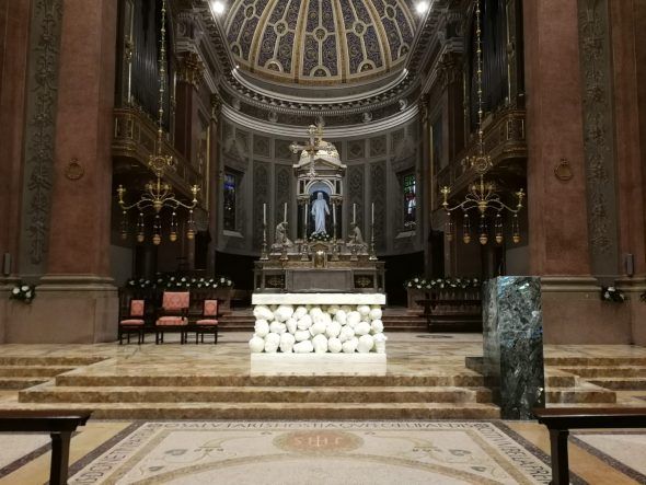Claudio Parmeggiani, Altare e Ambone per la Basilica di Santa Maria Assunta, Gallarate