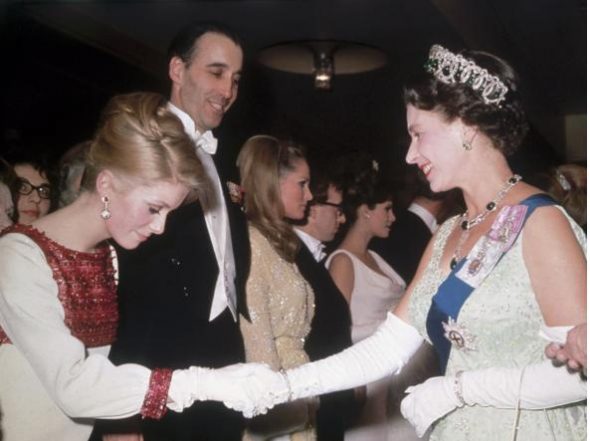 Catherine Deneuve e la Regina d'Inghilterra. @CorriereWeb