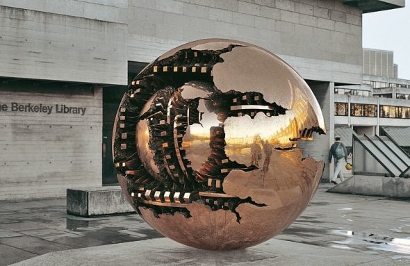 Sfera con sfera, 1982-1983, bronzo, ø 200 cm. Dublino, Trinity College, University of Dublin, Berkeley Library