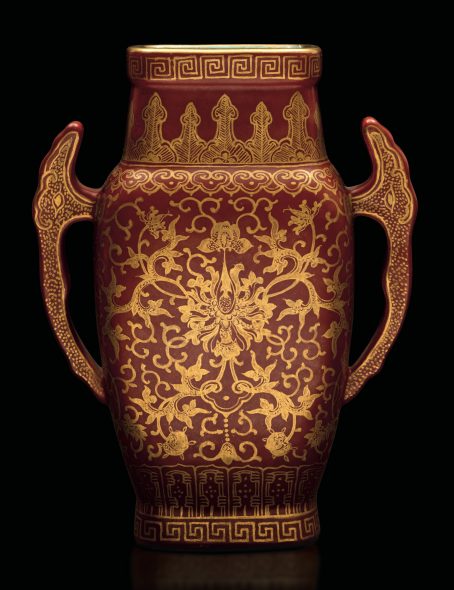 Lotto 174 (186413) Elegante vaso in porcellana con manici sagomati e decoro floreale lumeggiato in oro su fondo arancio, Cina, Dinastia Qing, marca e del periodo Jiaqing (1796-1820) h cm 17 Stima € 10.000 - 15.000