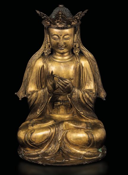 Lotto 239 Grande e magnifica figura di Vairocana in bronzo dorato, Cina, Dinastia Ming, XVI secolo h cm 50,5 Stima € 200.000 - 250.000