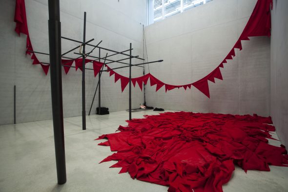 Sheela Gowda, And that is no lie, 2015, Installazione al Pérez Art Museum, Miami