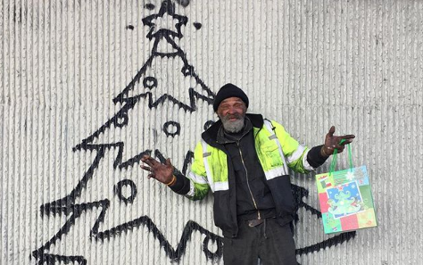 Il Christmas Tree sociale dello street artist Skid Robot